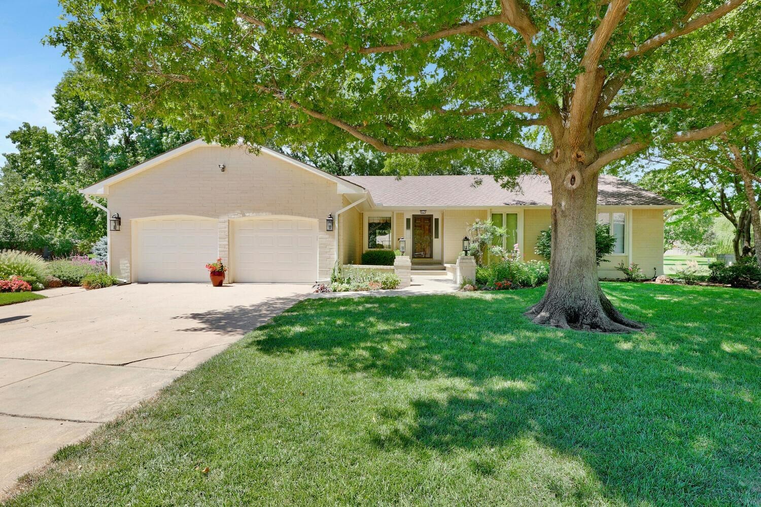 Property Photo:  1611 N Amarado Ct  KS 67212 