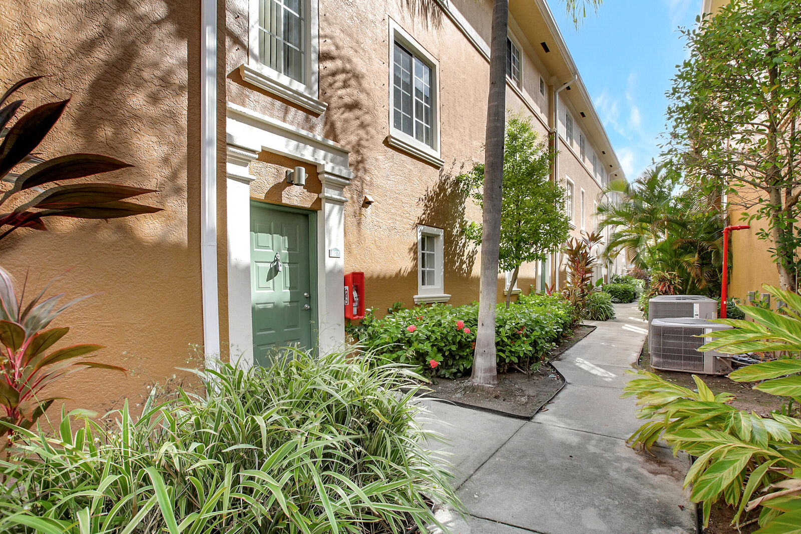 Property Photo:  2845 NE 185th Street 907  FL 33180 