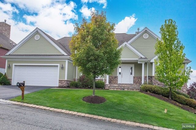 Property Photo:  7 Woodcott Drive  NJ 07419 