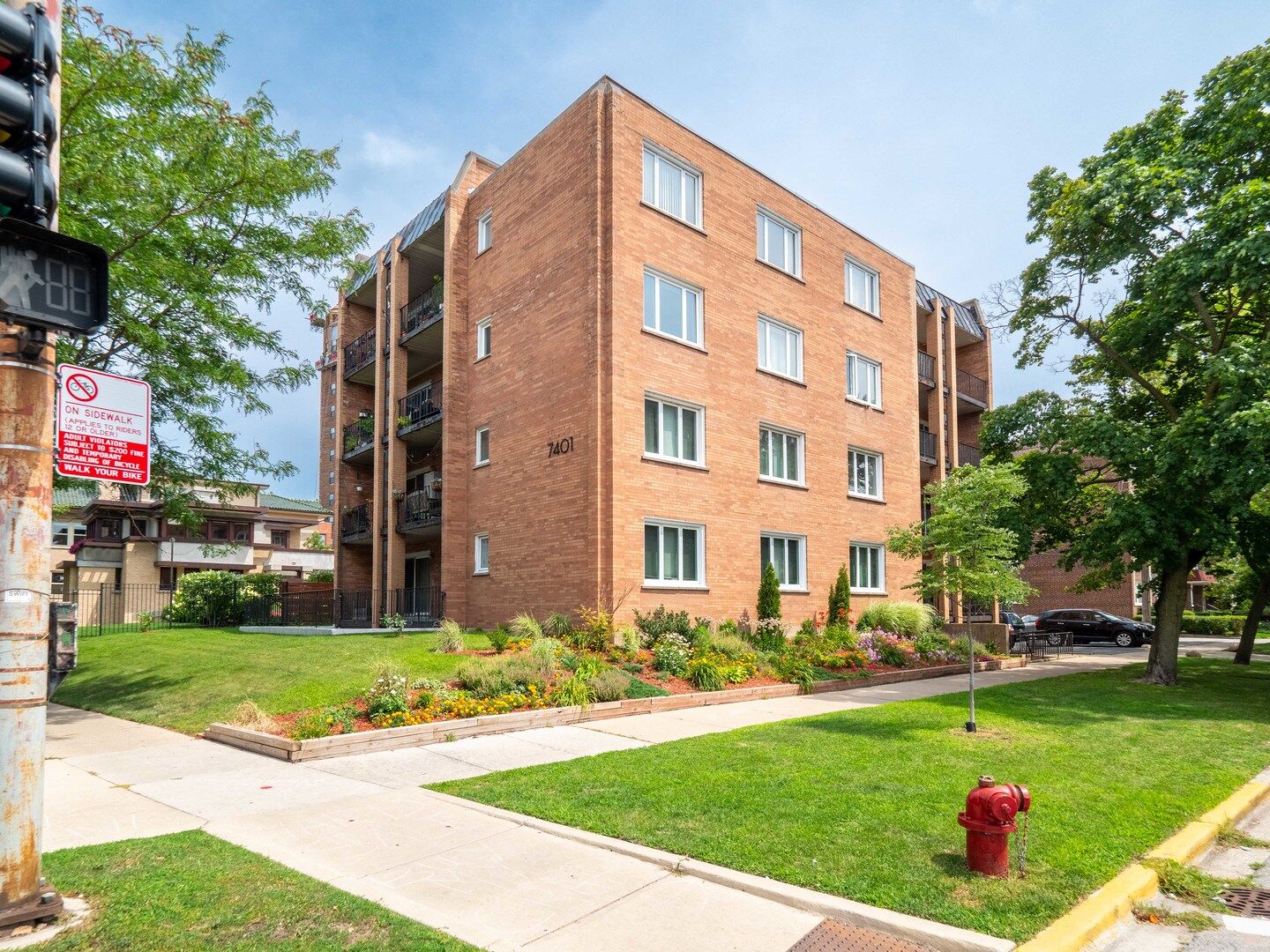 Property Photo:  7401 N Sheridan Road 202  IL 60626 