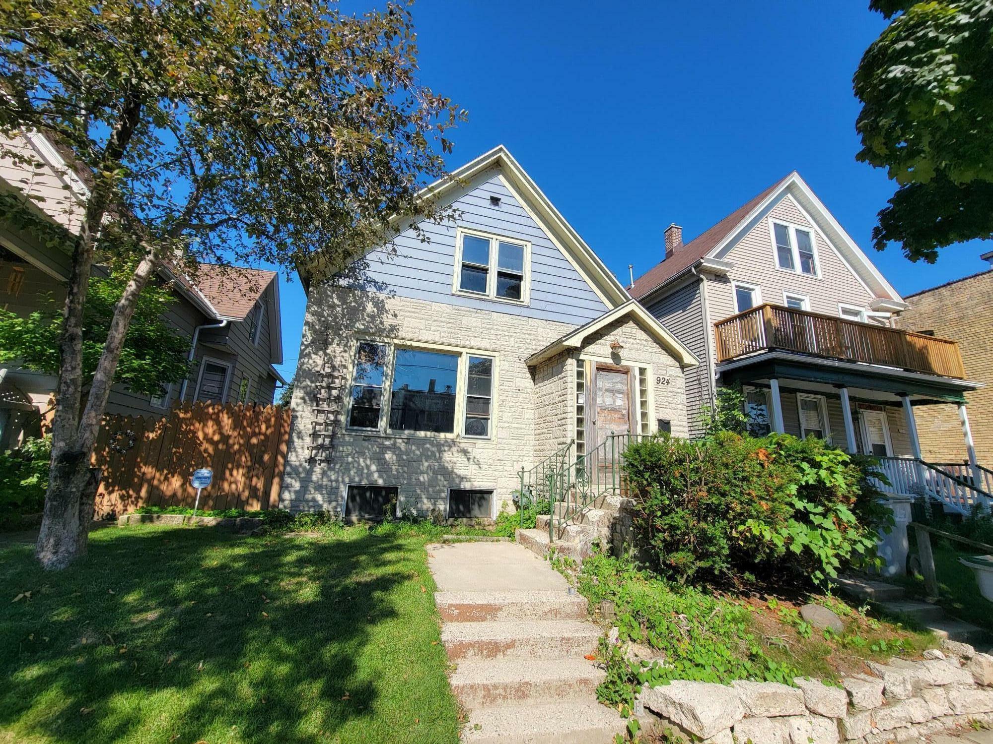 Property Photo:  924 E Chambers St  WI 53212 