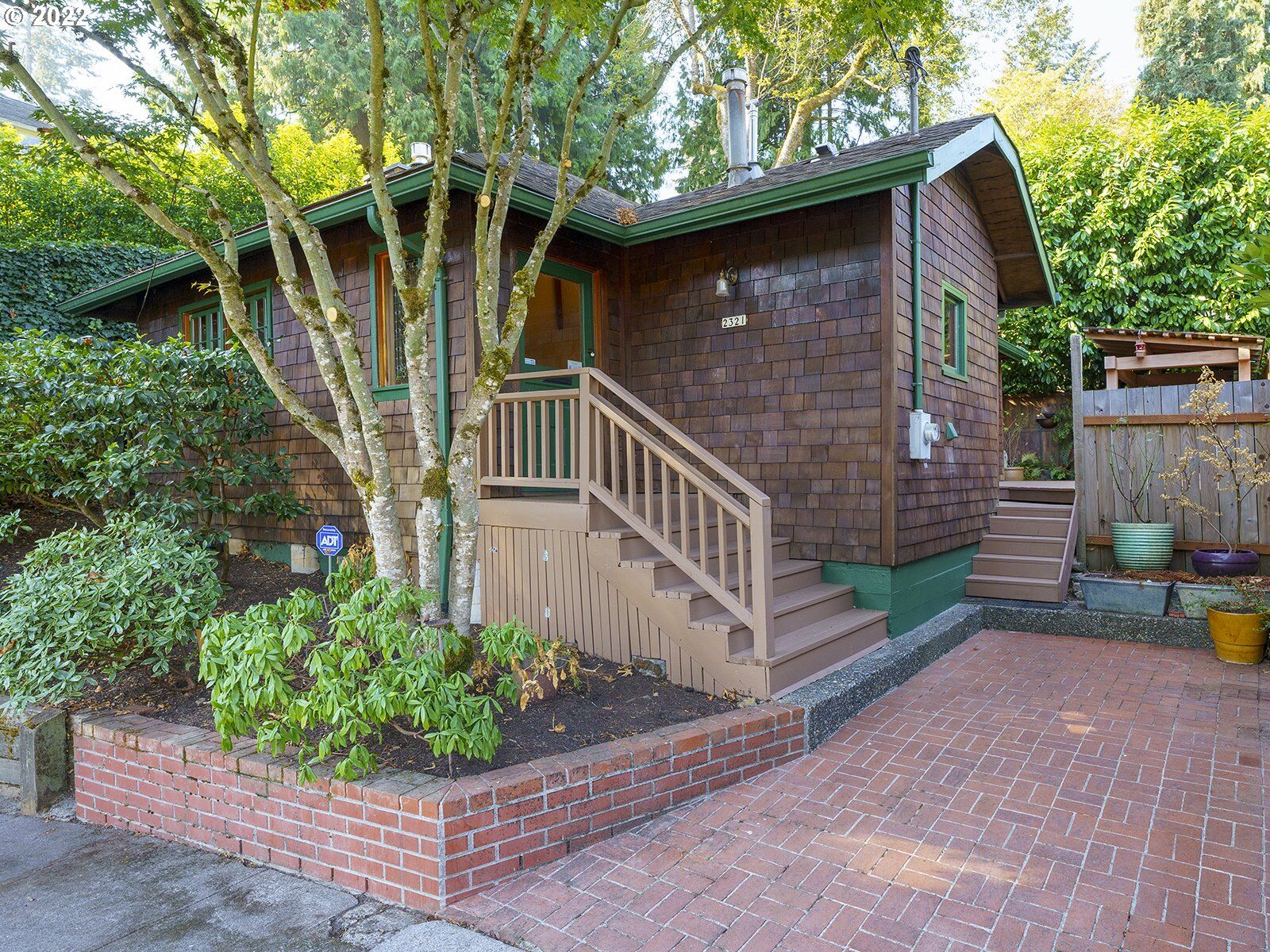 Property Photo: 2321 SW Sherwood Dr OR 97201