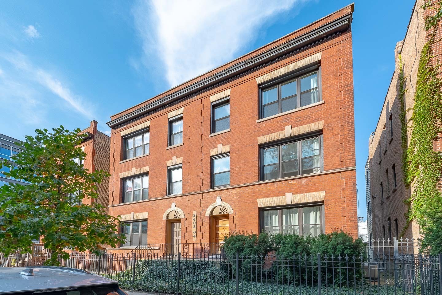 Property Photo: 2402 N Surrey Court 1 IL 60614