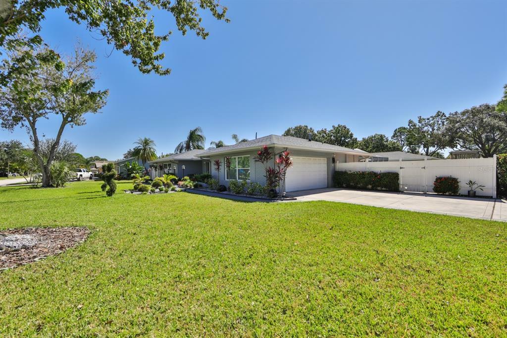 Property Photo:  1390 86th Terrace N  FL 33702 