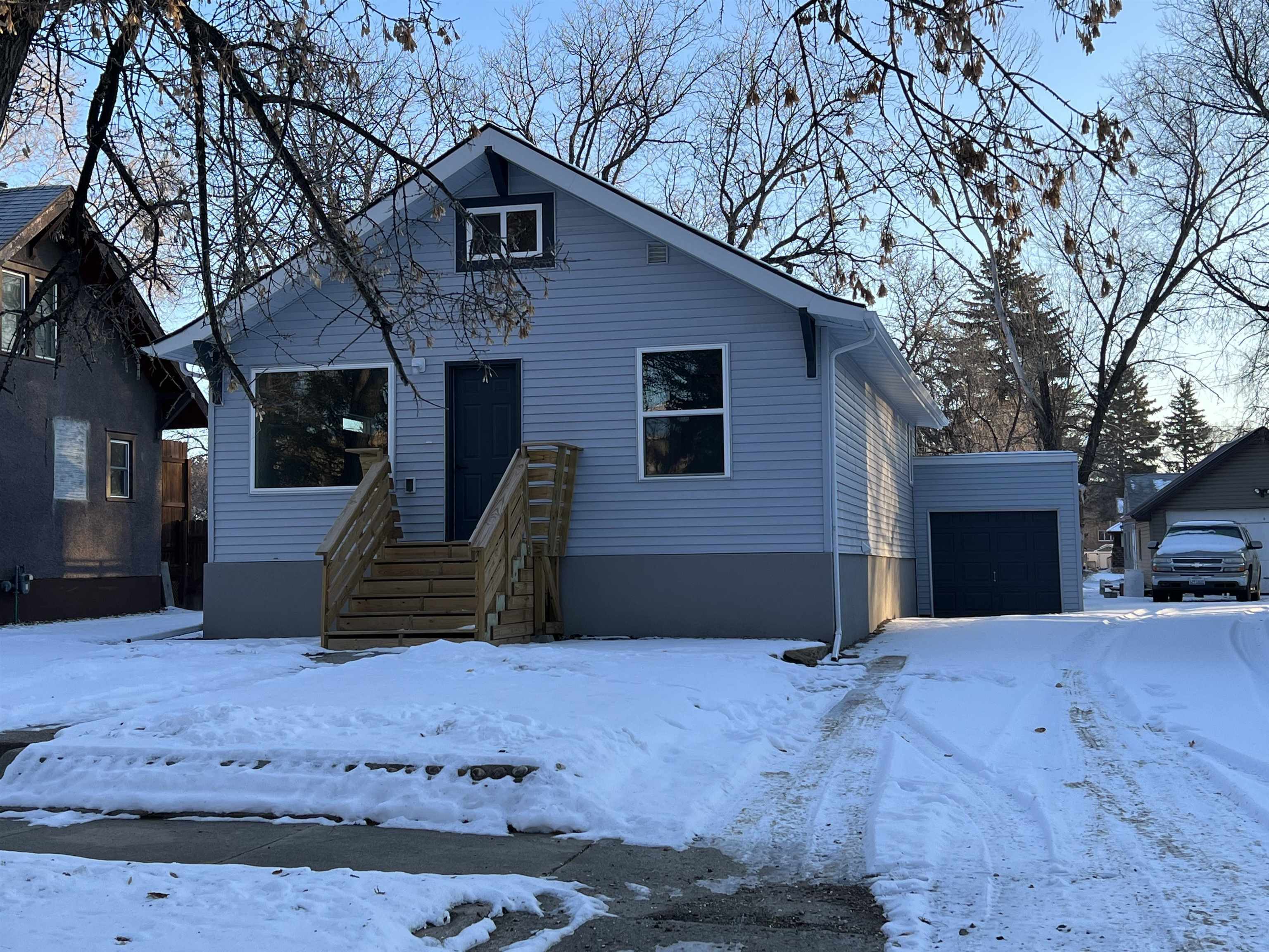 Property Photo:  712 5th St NE  ND 58703 