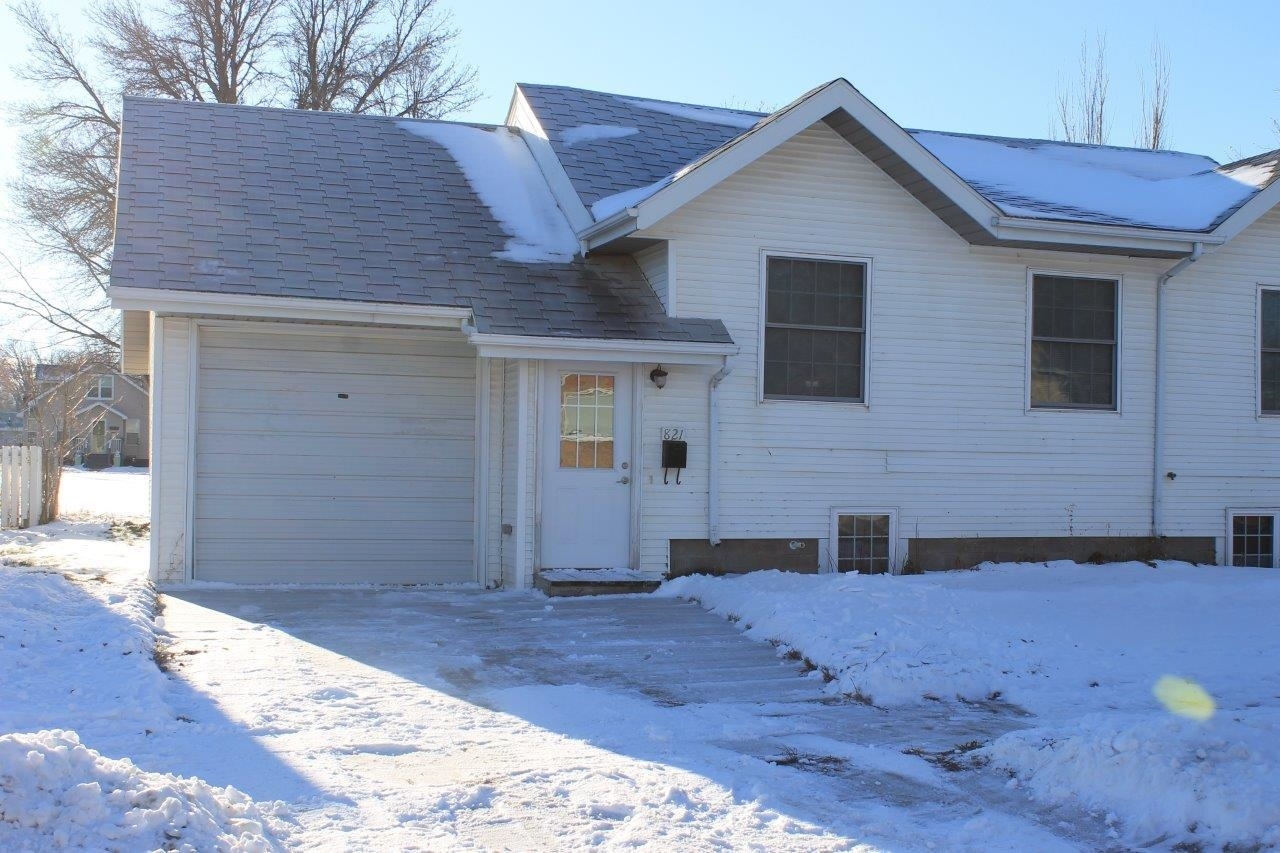 Property Photo:  821 7th Ave NW  ND 58703 