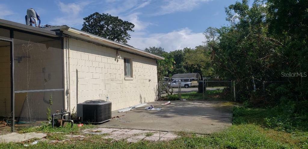 Property Photo:  848 Old Tree Road  FL 32825 