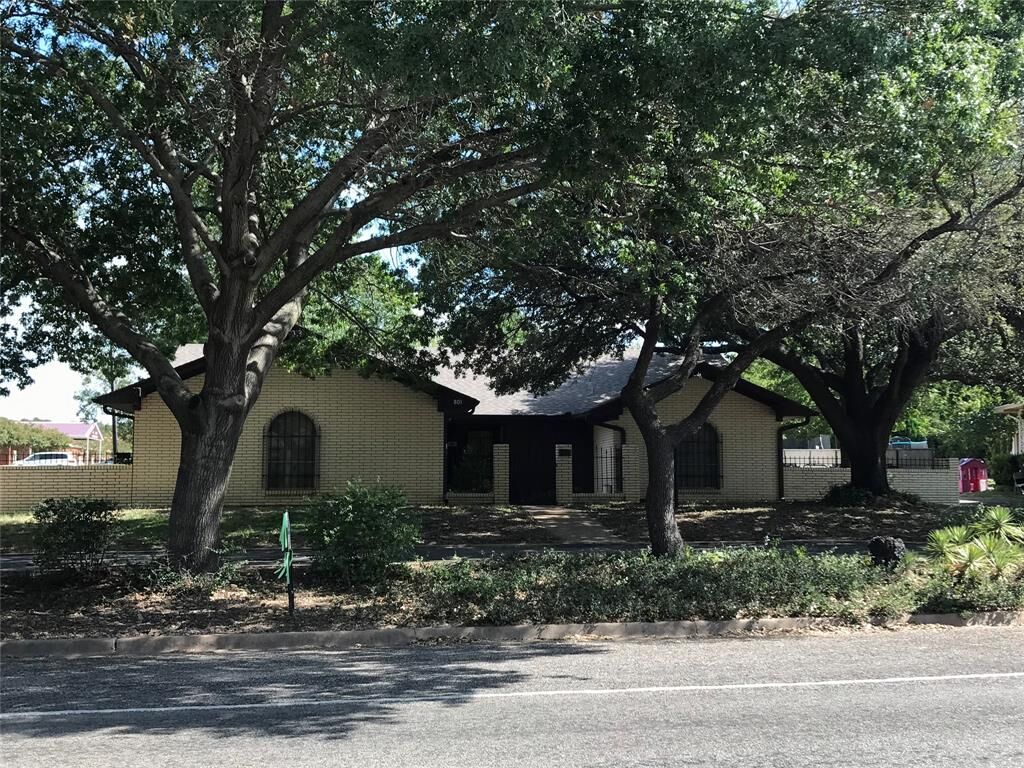 Property Photo:  801 S Texas Street  TX 76444 