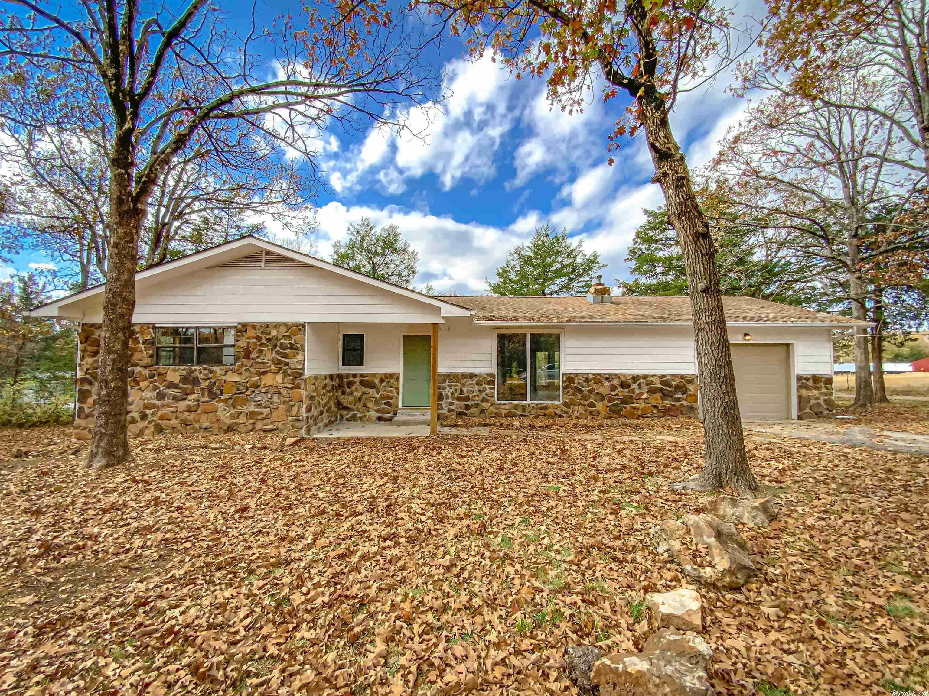 Property Photo:  305 S Cedar  AR 72687 