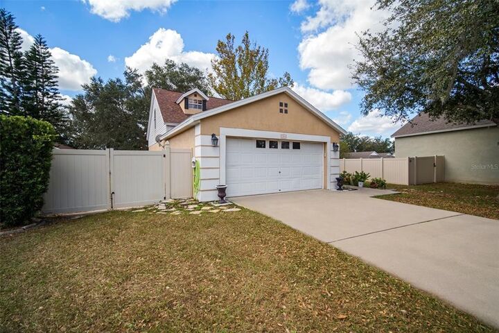 Property Photo: 704 Orchard Isle Court FL 33594