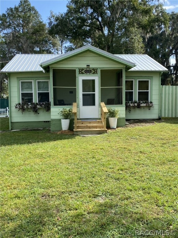 Property Photo:  207 S Pine Avenue  FL 34452 