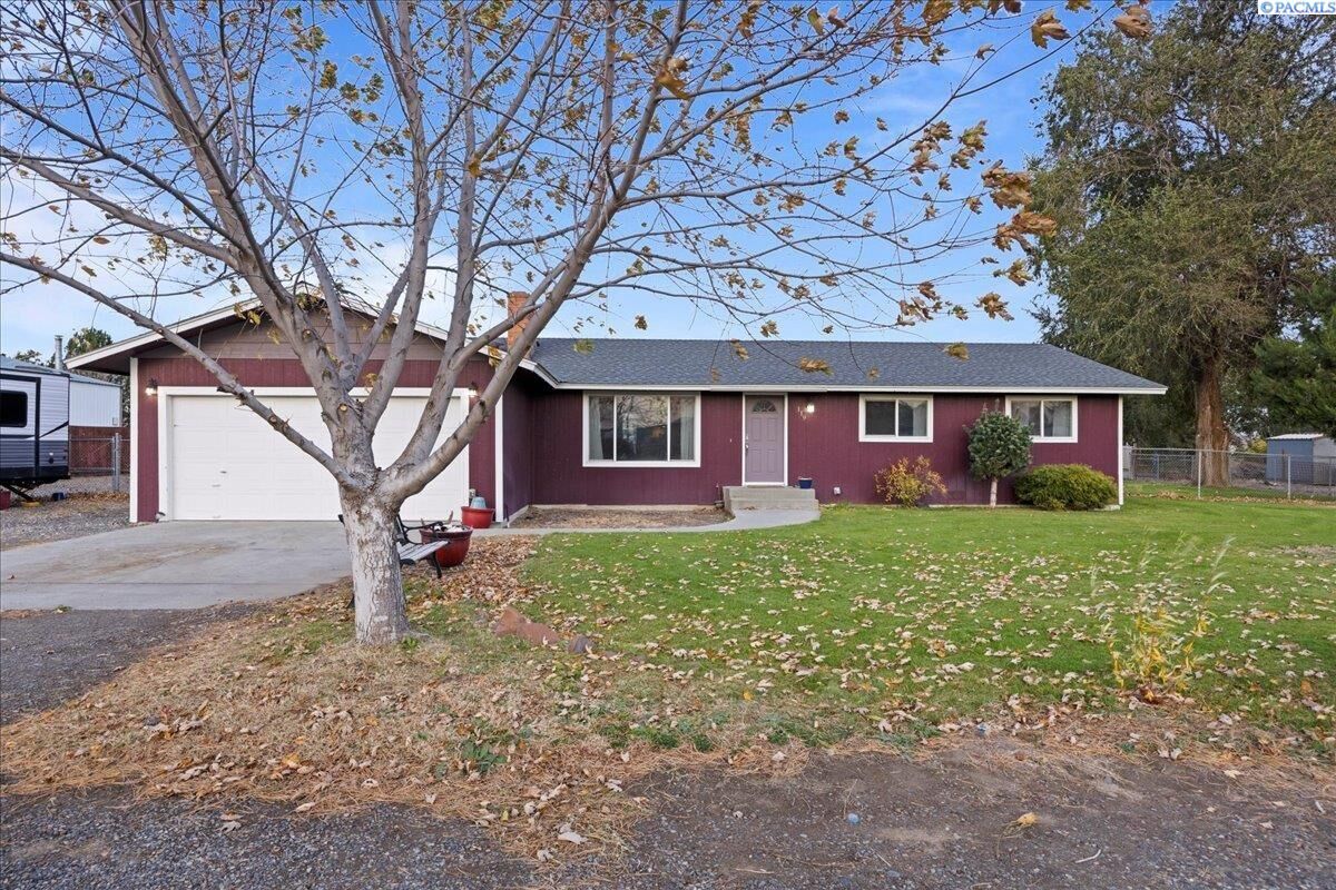 Property Photo: 119 Westbourne Lp WA 99323