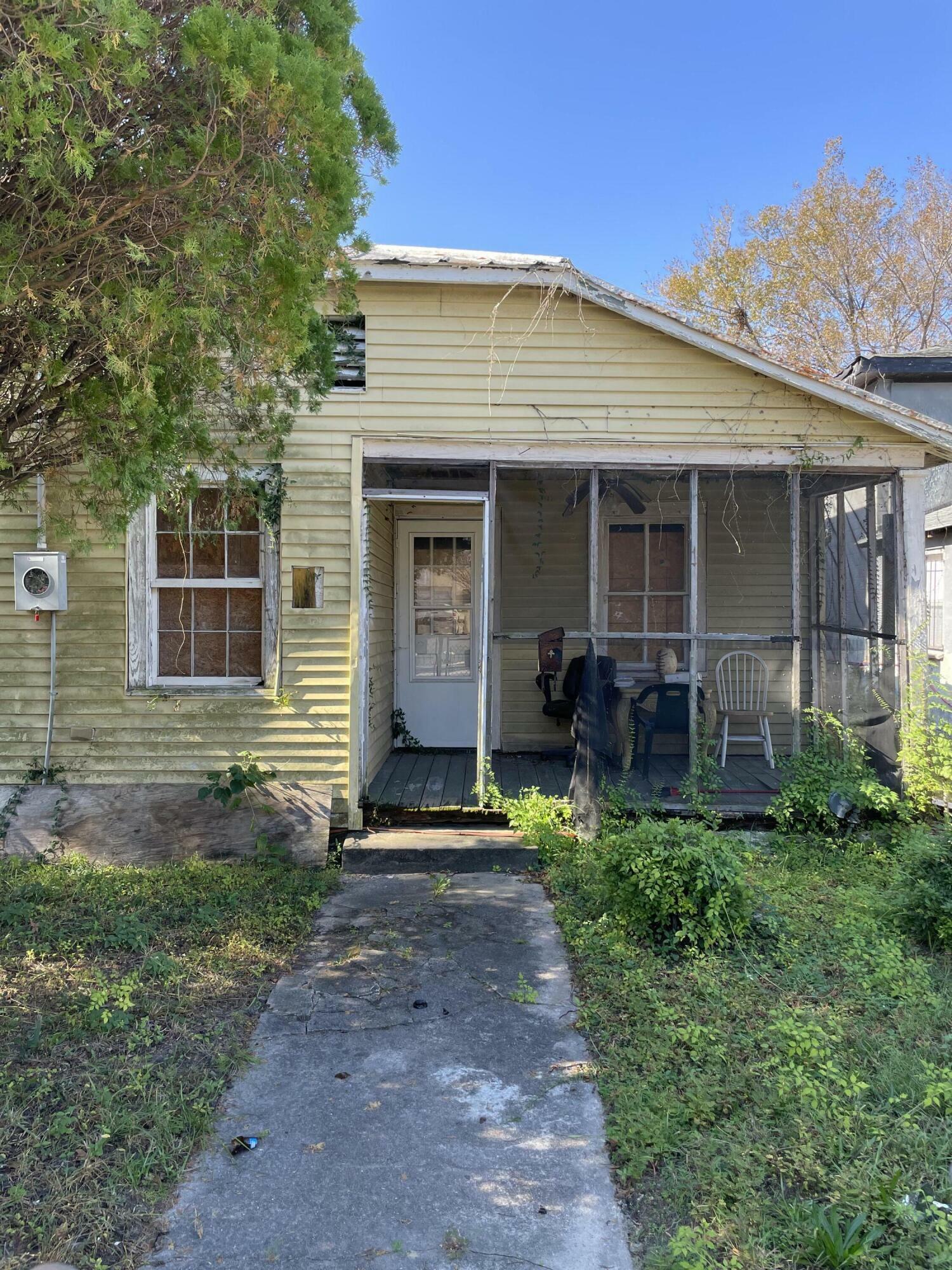 Property Photo:  431 N Hanover Street  SC 29403 