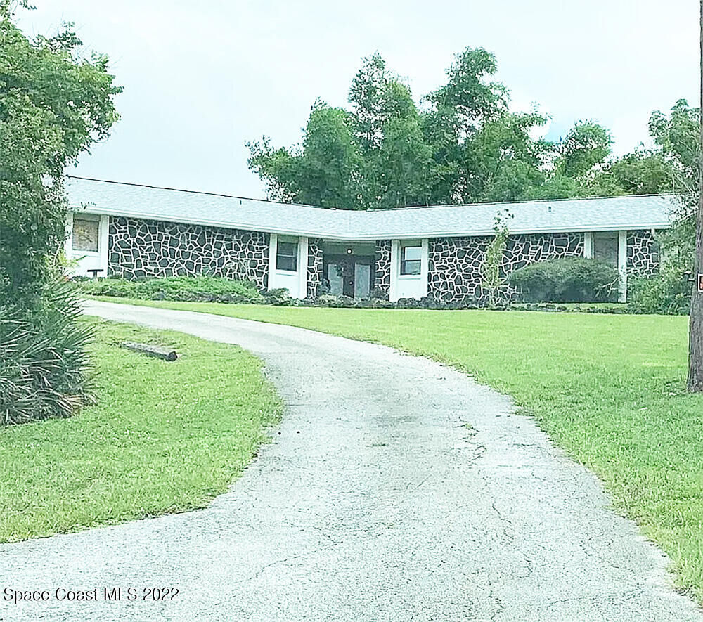 Property Photo: 1505 S Carpenter Road FL 32796