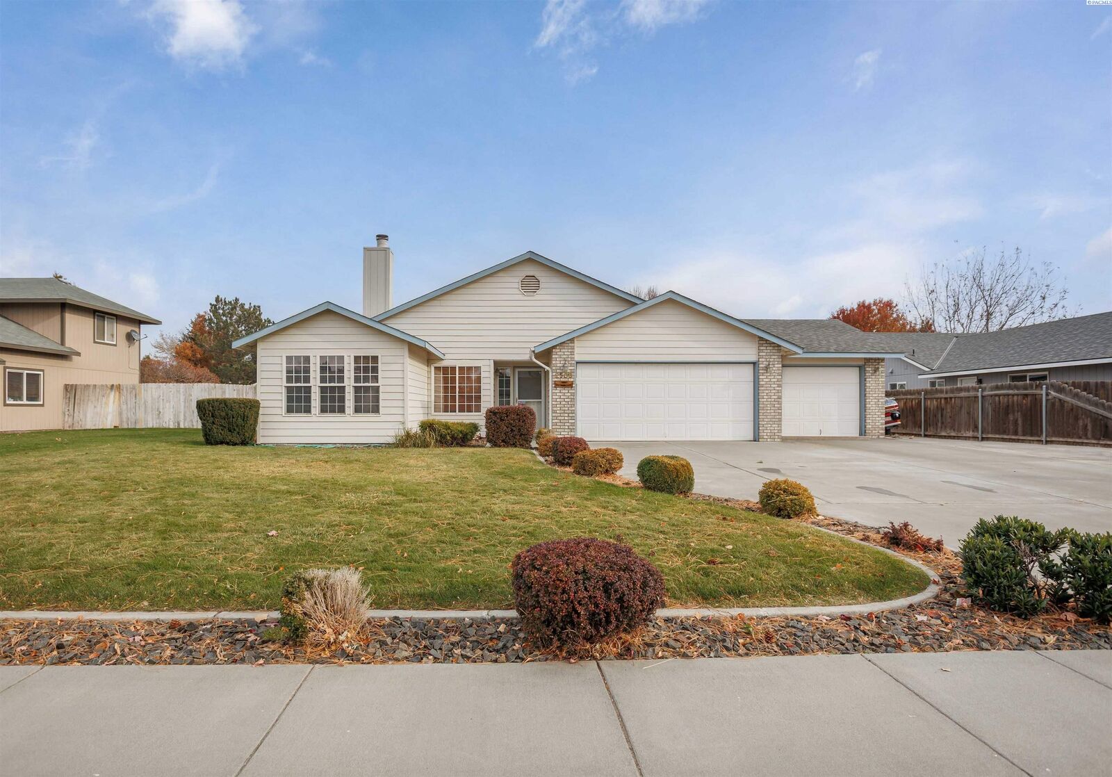 Property Photo: 2506 S Highlands Blvd WA 99353