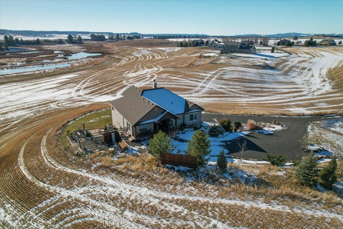 Property Photo: 10308 E Peone Landing Ln WA 99021