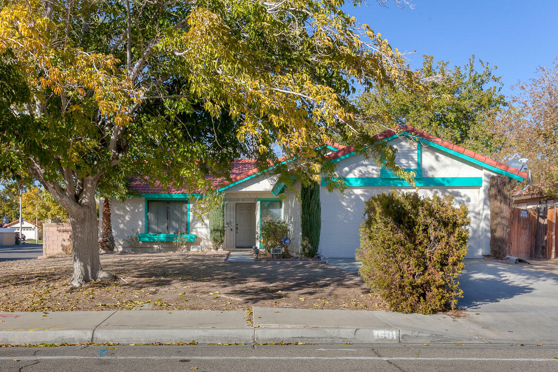 Property Photo:  1601 E Newgrove Street  CA 93535 