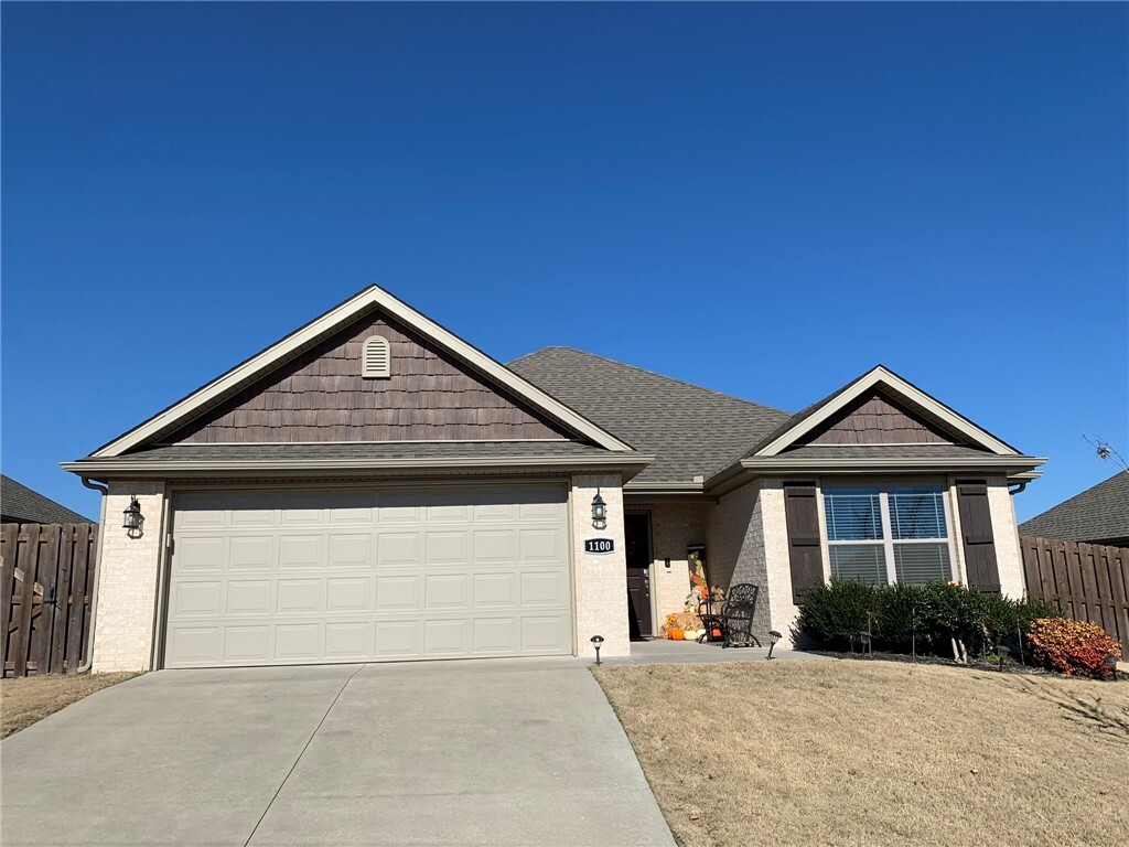 Property Photo: 1100 Gardenia Street AR 72719