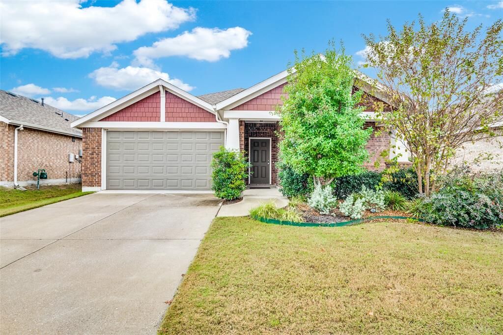 Property Photo: 1616 Meadow Trail Lane TX 76227