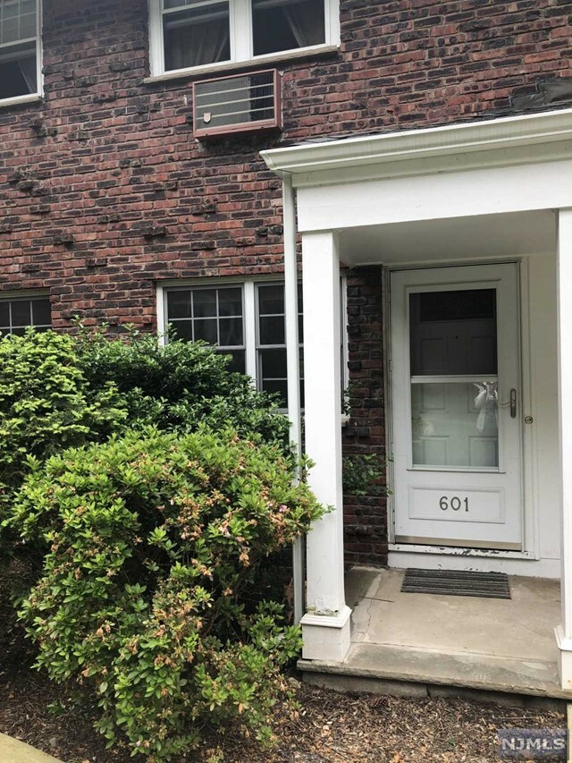 Property Photo:  211 Washington Drive 211  NJ 07446 