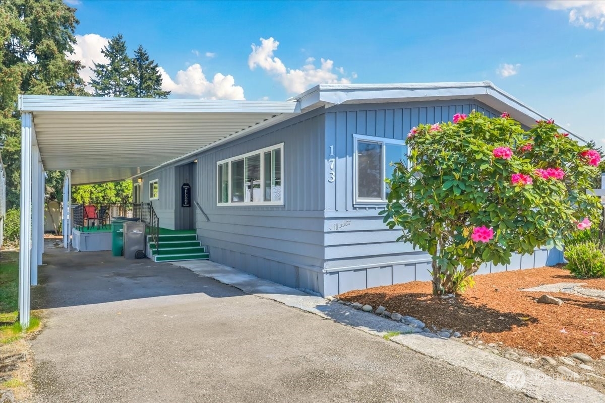 Property Photo:  18425 NE 95th Street 173  WA 98052 