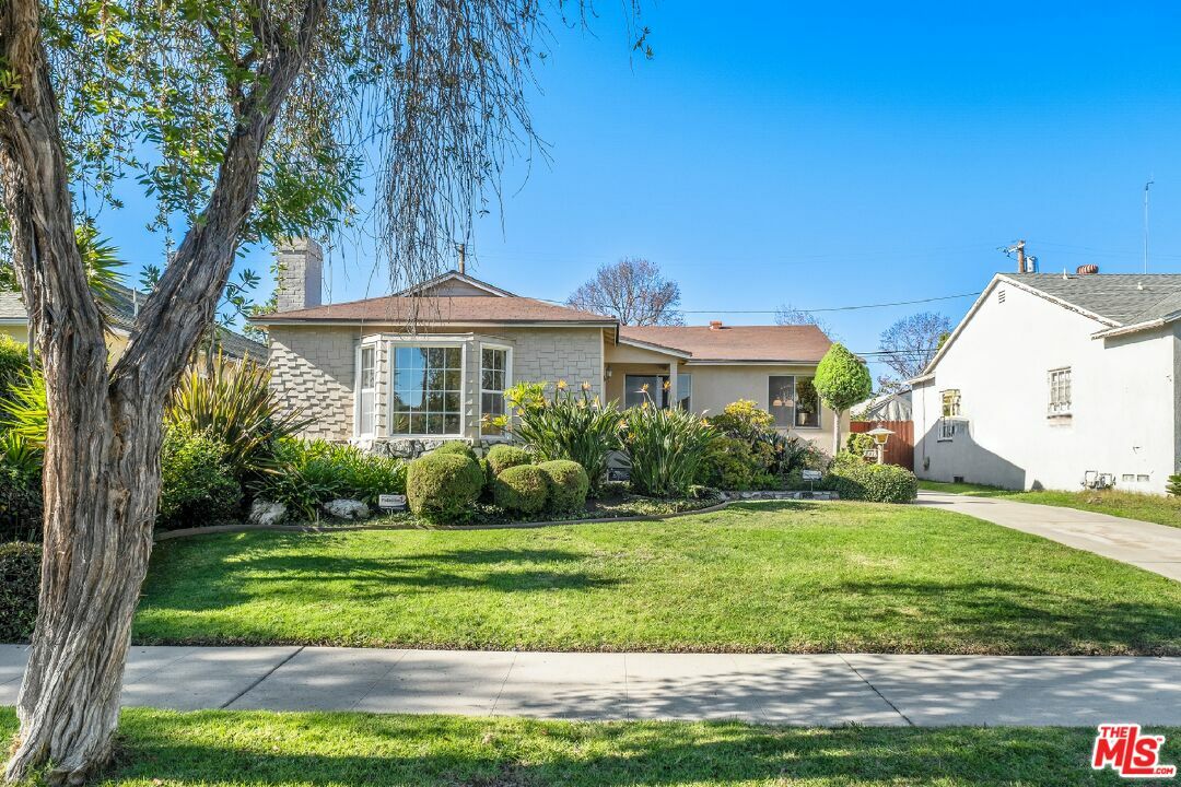 Property Photo:  2811   Oakhurst Ave  CA 90034 