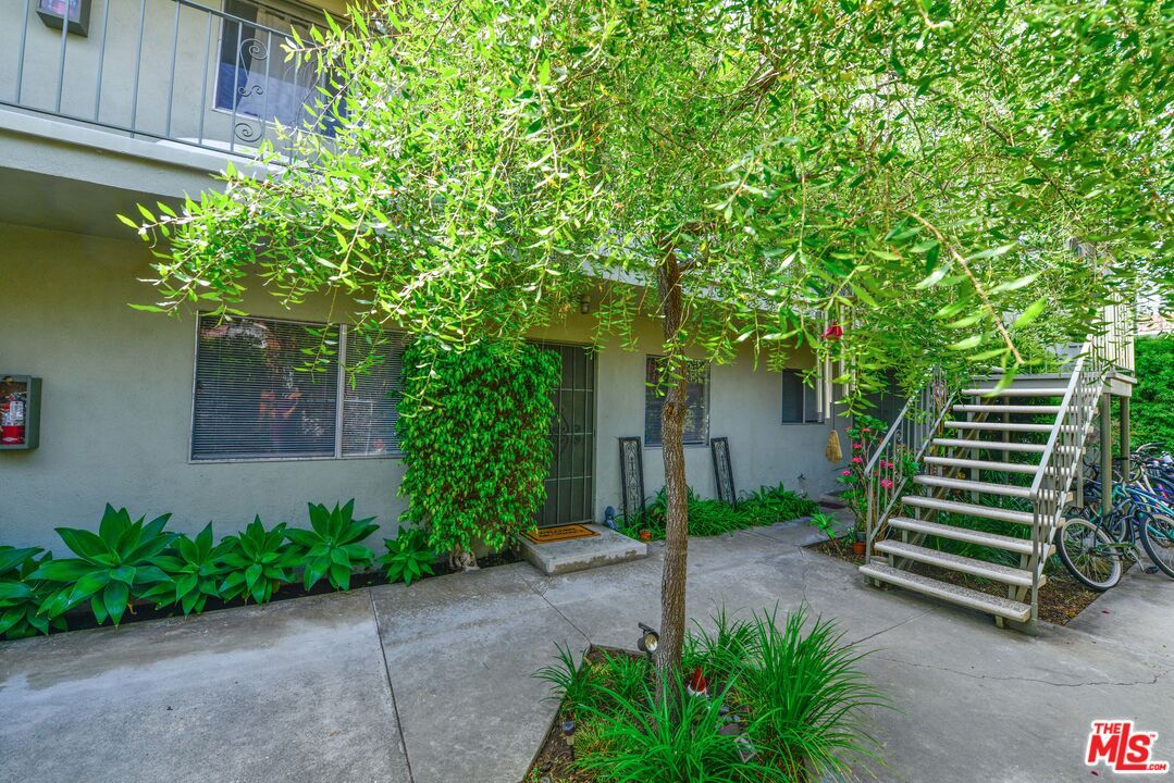Property Photo:  1868  10th St 5  CA 90404 