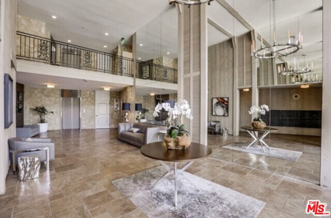 Property Photo:  809  S Bundy Dr 304  CA 90049 