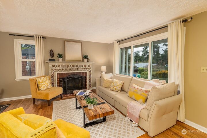 Property Photo: 13709 1st Avenue NE WA 98125