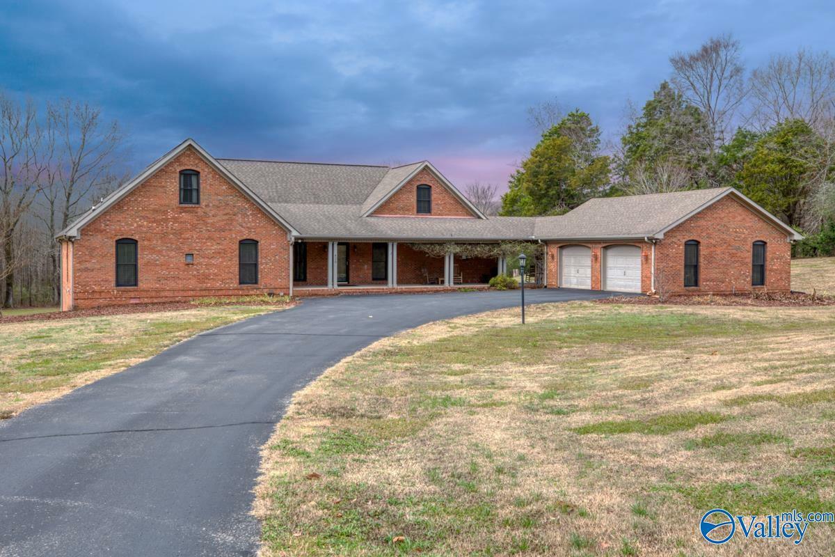 Property Photo: 438 Killingsworth Cove Road AL 35748