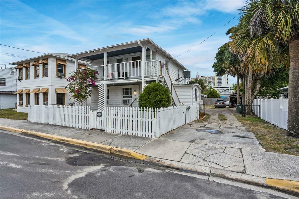 Property Photo: 236 N Oleander Avenue FL 32118