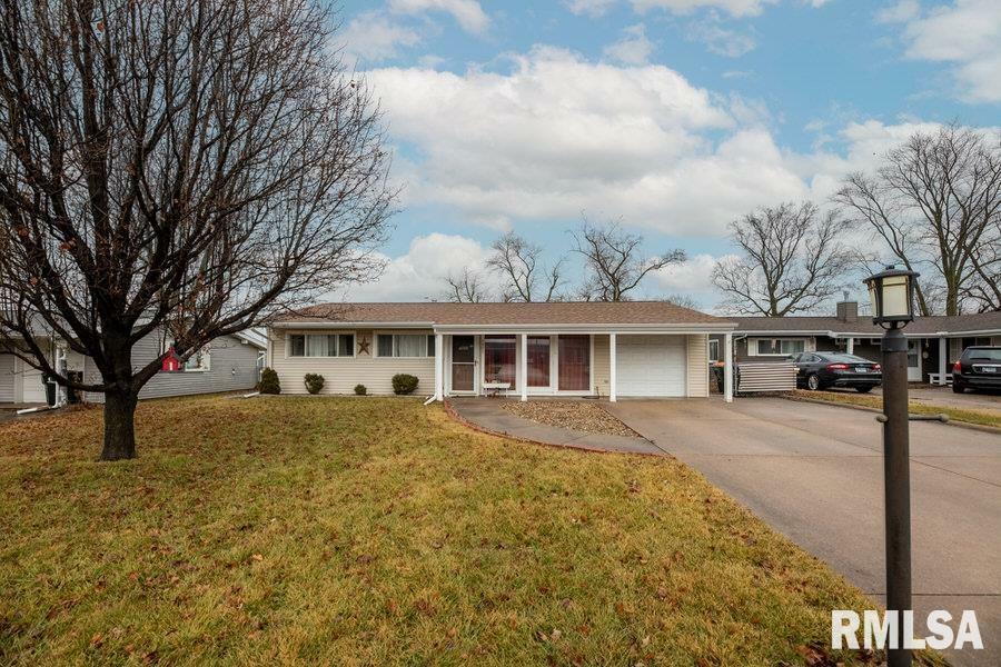 Property Photo: 1401 W Jefferson Street IL 61571