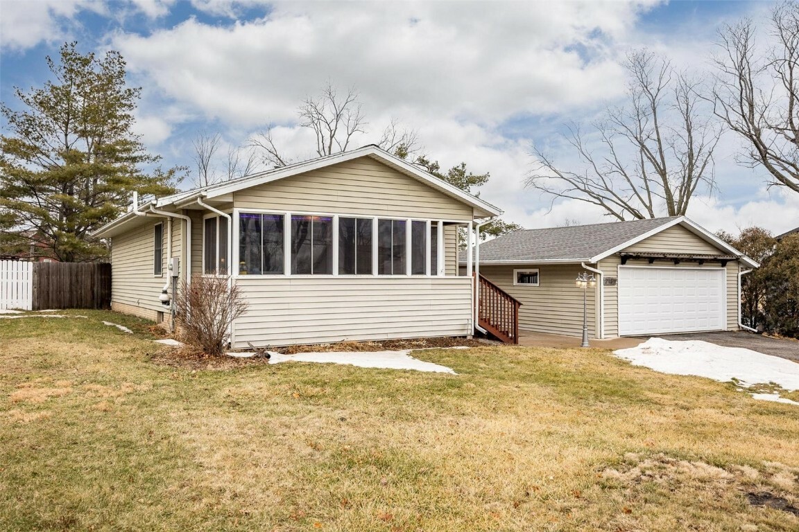 Property Photo:  2130 20th Street NW  IA 52405 