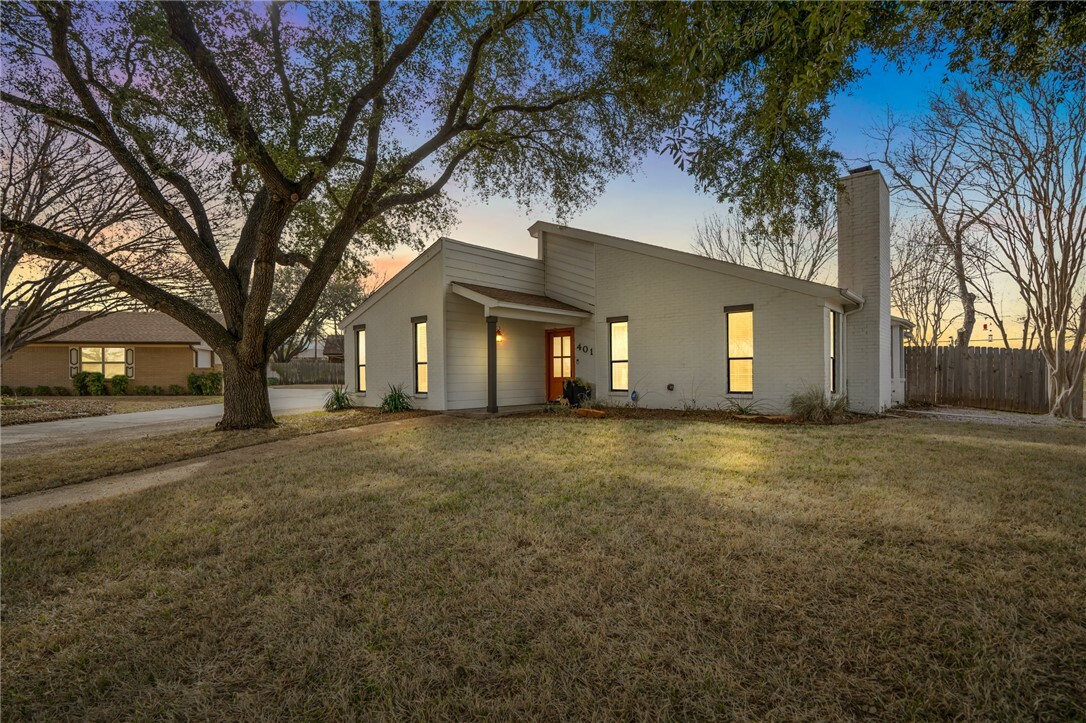 Property Photo:  401 W Lindenwood Lane  TX 76643 