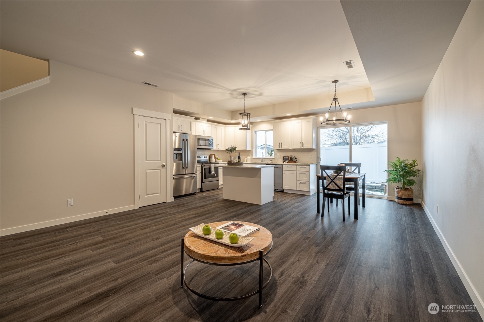 Property Photo:  910 Poplar Avenue B-3  WA 98801 