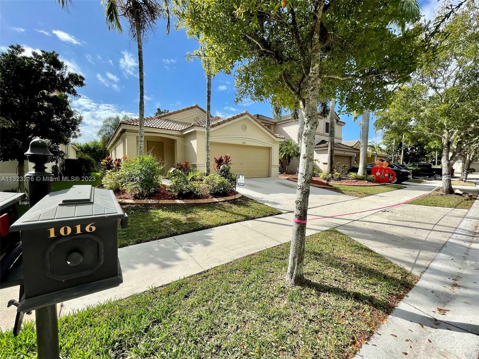 Property Photo:  1016 Golden Cane Dr  FL 33327 