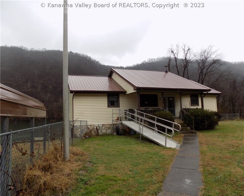 Property Photo: 1144 Ferry Street WV 25184