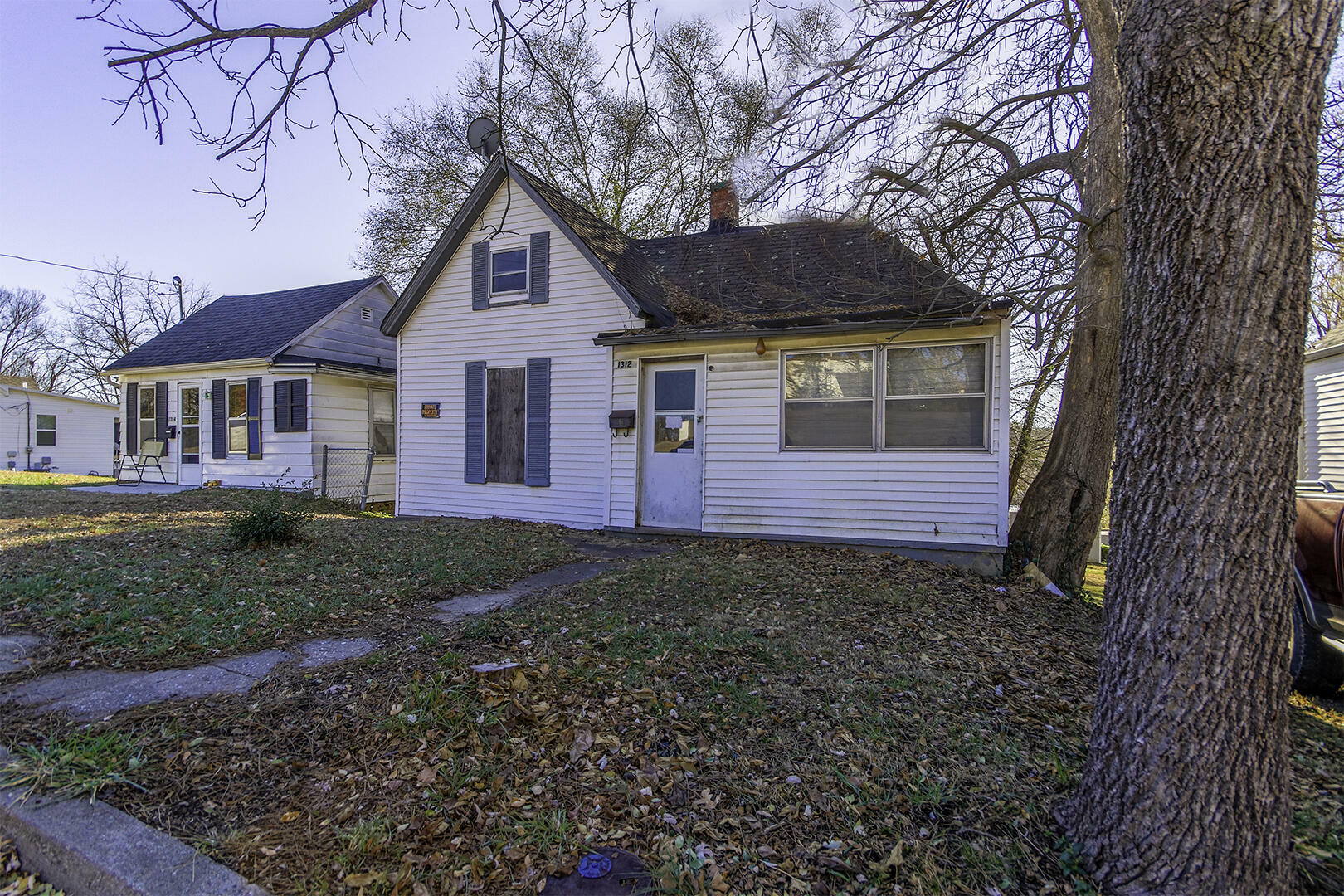 Property Photo:  1312 E Miller St  MO 65101 