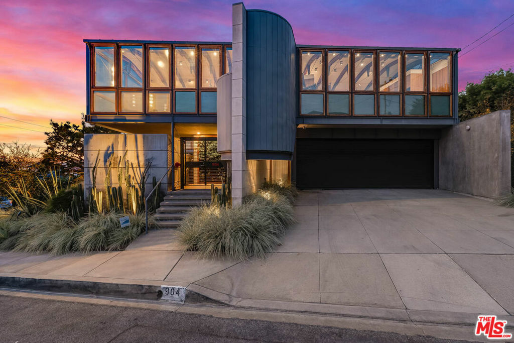 Property Photo: 904 Highview Avenue CA 90266