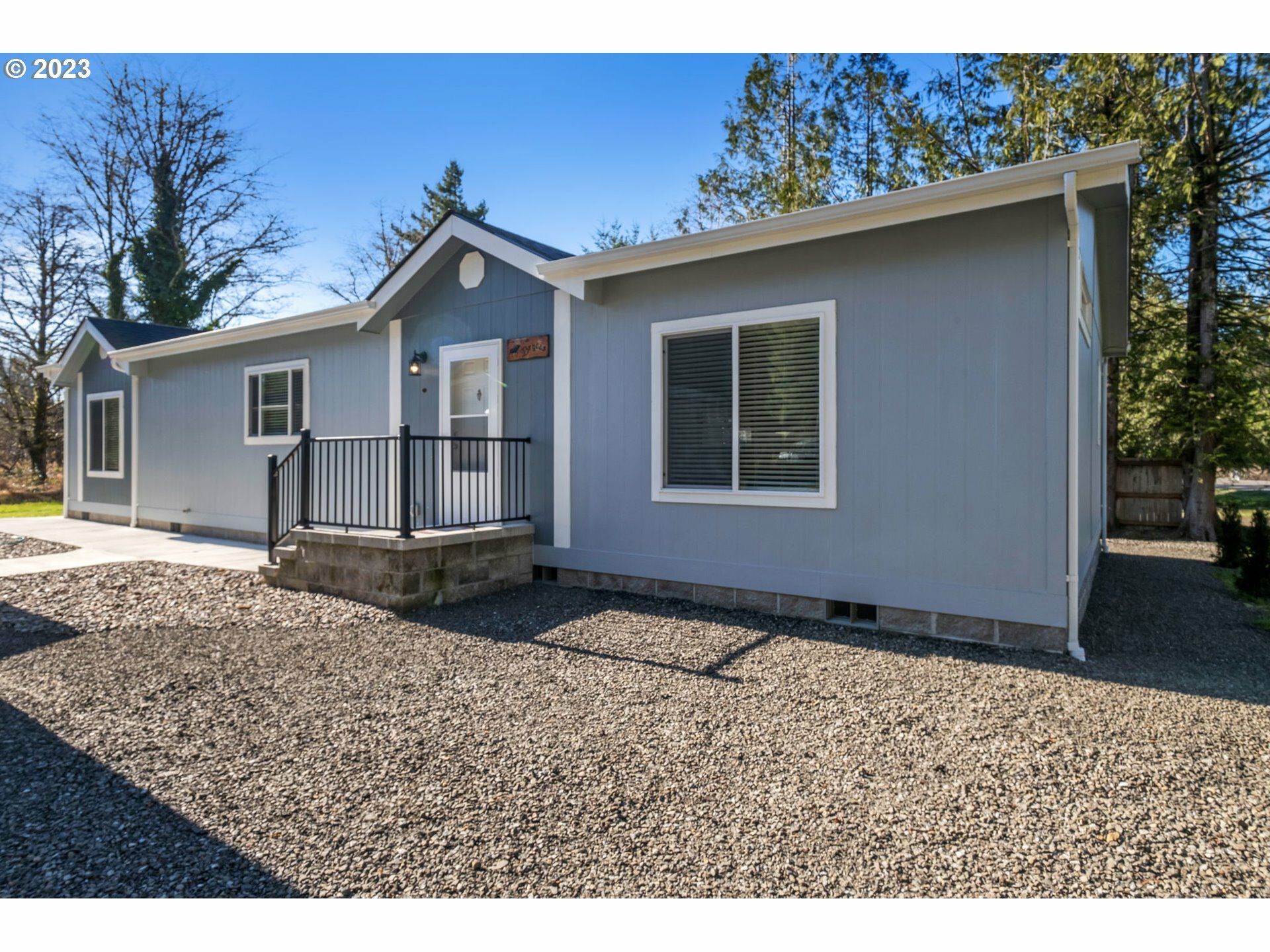 Property Photo: 323 NE Old River Rd OR 97380