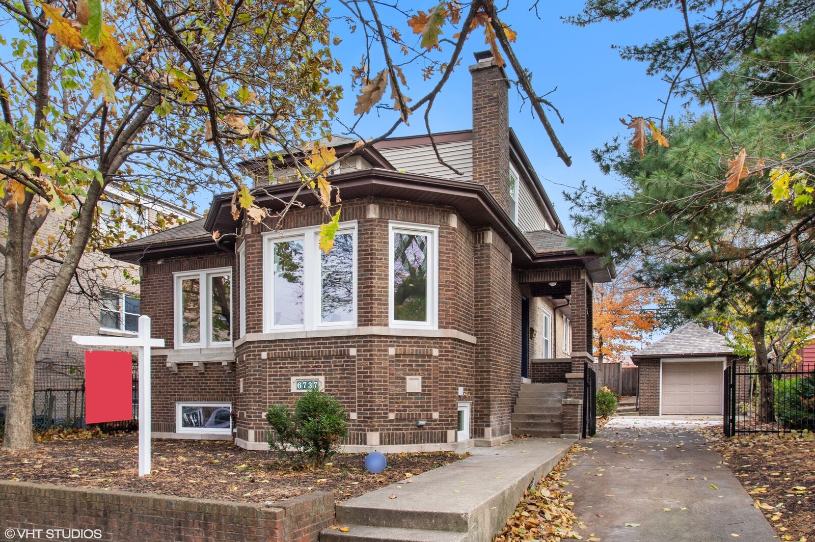 Property Photo: 6737 N Hermitage Avenue IL 60626