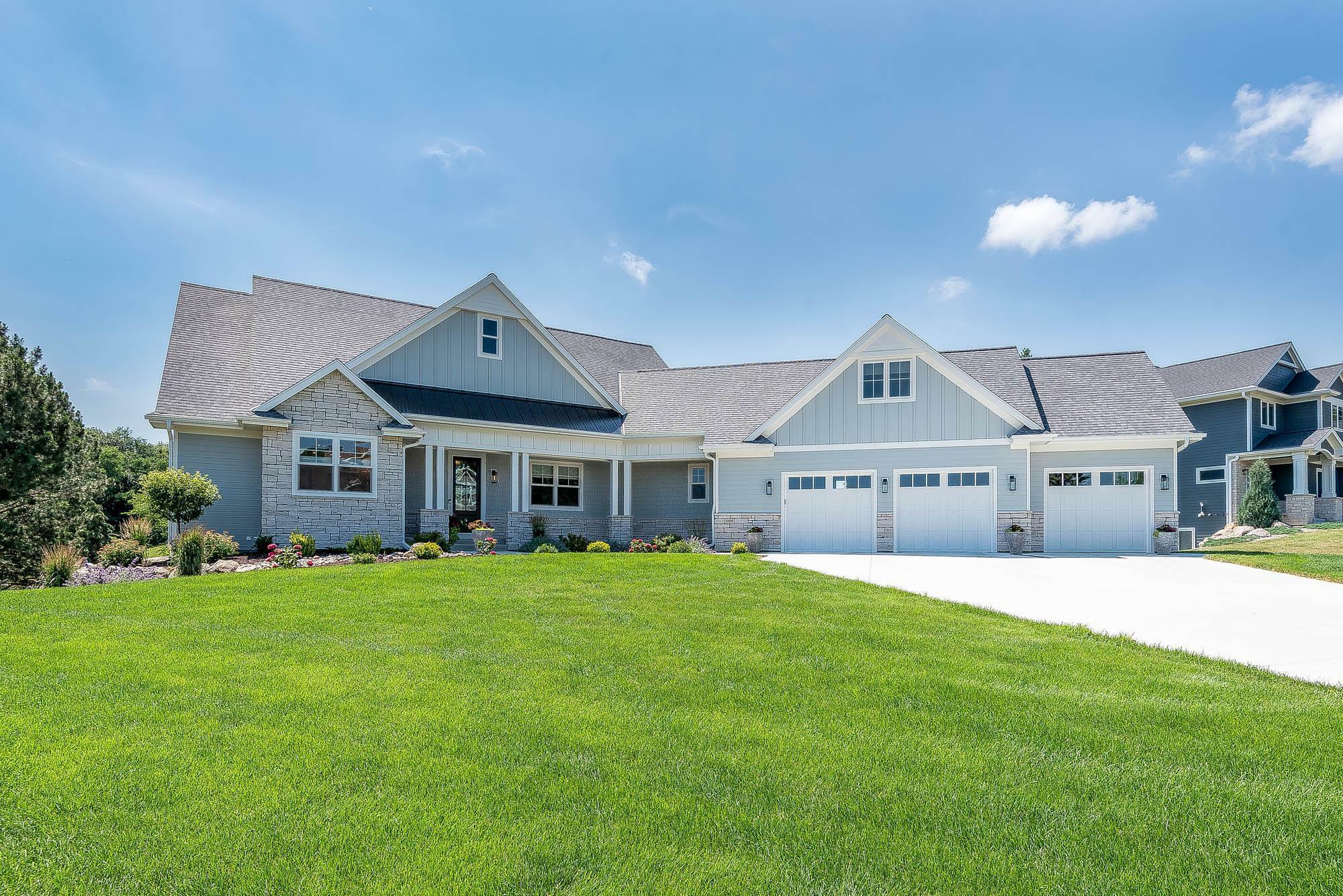 Property Photo: 1005 Applewood Court MN 56001