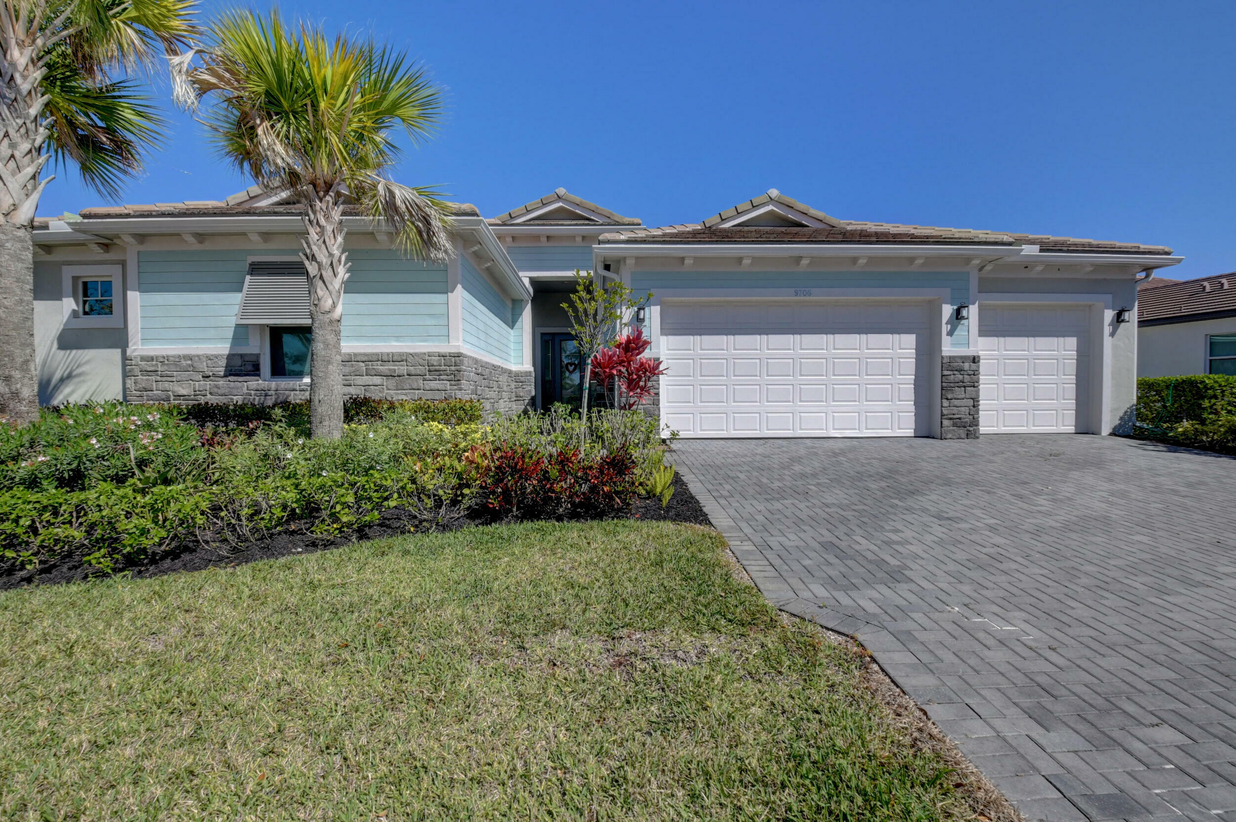 Property Photo:  9706 Captiva Circle  FL 33437 