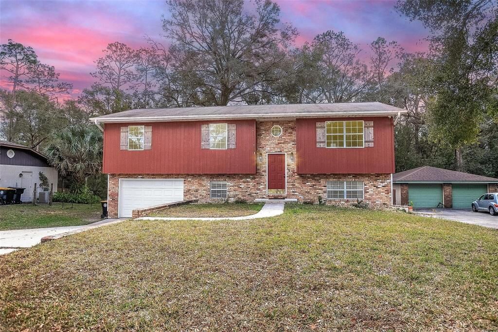 Property Photo: 520 E Oakwood Ave FL 32763