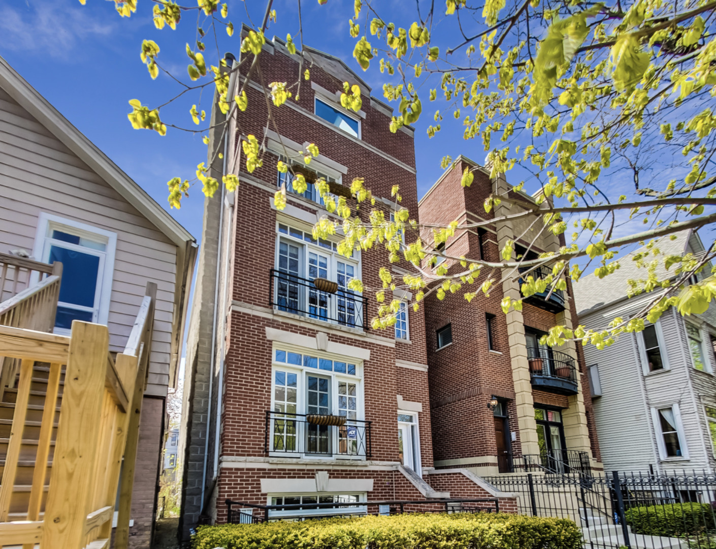 Property Photo: 3228 N Kenmore Avenue 3 IL 60657