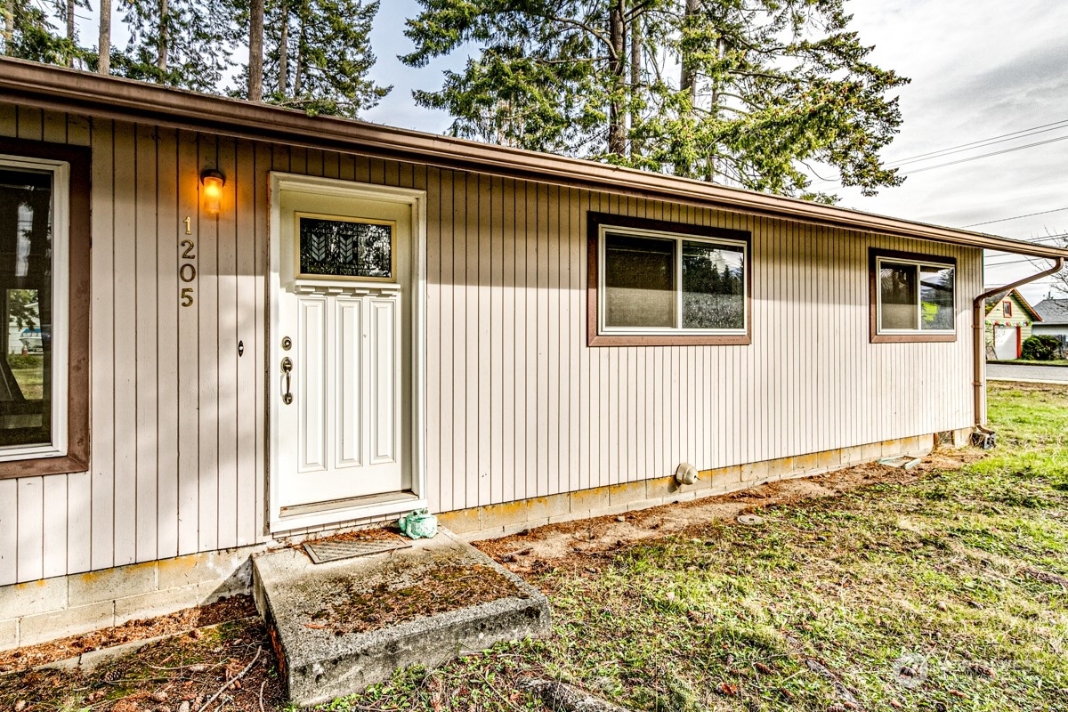 Property Photo:  1205 W 16th Street  WA 98363 