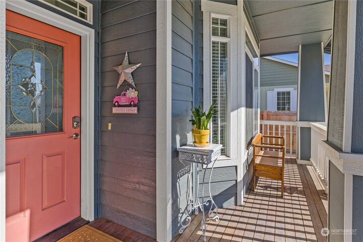 Property Photo:  1806 N Bluegrass Lane  WA 98926 