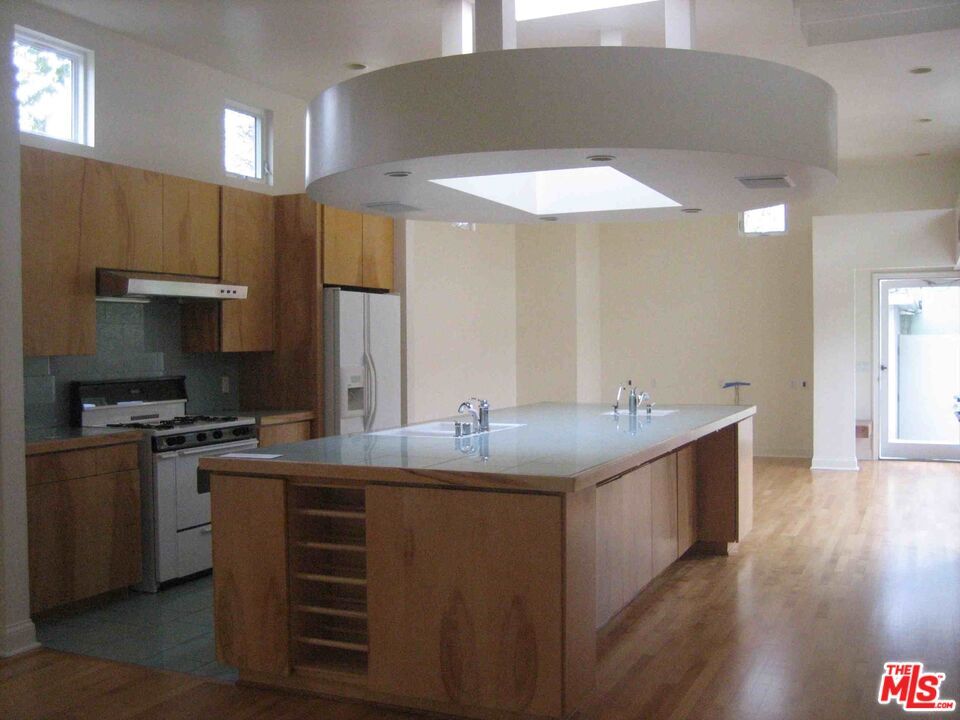 Property Photo: 2713 Glendon Ave CA 90064