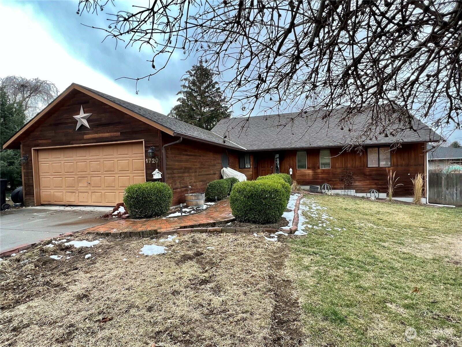 Property Photo:  1720 Clay Court  WA 99362 