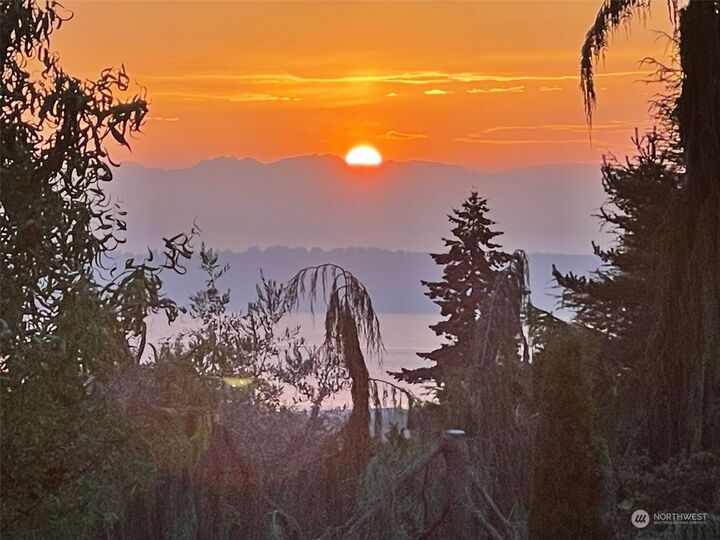 Property Photo:  720 8th Avenue S  WA 98020 